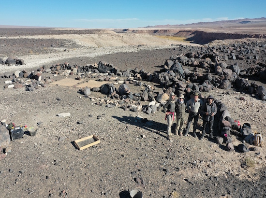 Imágen aérea de excavación arqueológica y equipo de terreno