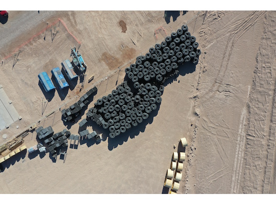 Fotografía aérea de depósitos industriales modernos