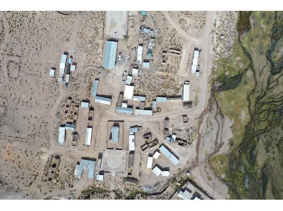 default Fotografía aérea de poblado altiplanico moderno